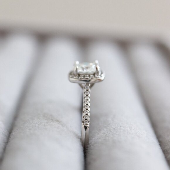 S925 1ct Clear Moissanite Diamond Halo Style Engagement Ring Sterling Silver - Picture 5 of 6